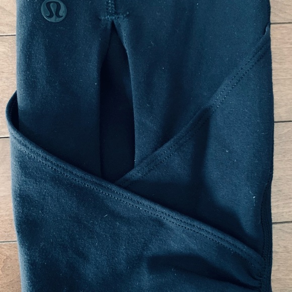 Lululemon fold waist with ankle detail - Picture 5 of 10